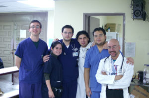 Praktikant im Medizin Praktikum in Ecuador mit Kollegen