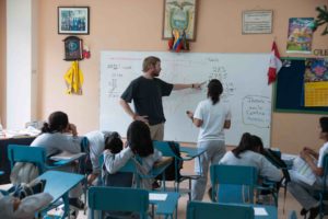Praktikum Ecuador Lehrer mit Schülerin an der Tafel