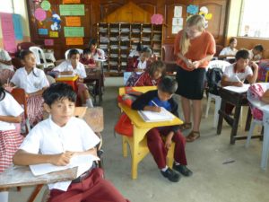 Praktikantin als Lehrerin an einer Schule in Ecuador