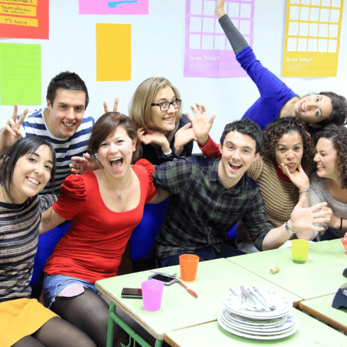Sprachreise junge Erwachsene 18 plus Gruppenfoto verschiedene Nationalitäten lachen und posen zusammen