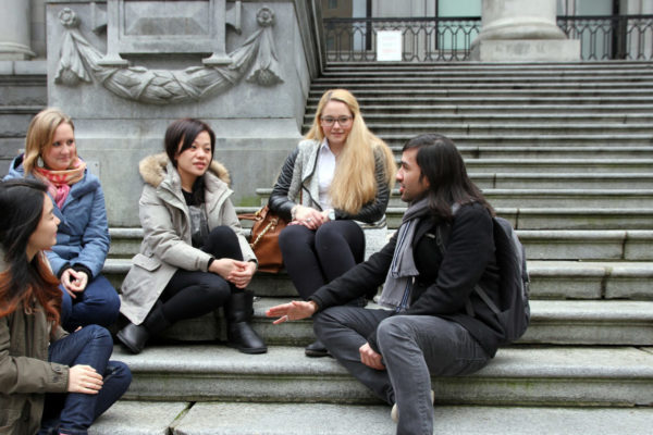 Sprachreise Vancouver Schüler sitzen auf Treppe und plaudern