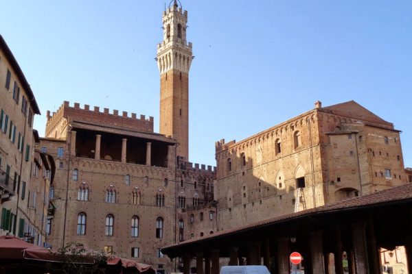 Italienisch lernen in Siena, Sprachreise und Sprachkurs 50 plus in Siena historisches Gebäude