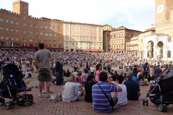 Sprachreise und Sprachkurs Italien Siena italienisch lernen 50 plus Menschen auf der Straße