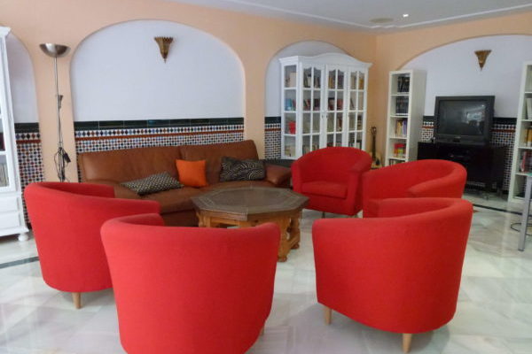 Eingansbereich mit roten Sesseln Spanisch Schulhotel Nerja