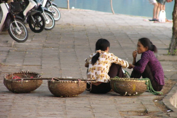 Hanoi Stadtleben zwei Frauen hocken zusammen beobachtet auf Sprachreise Hanoi