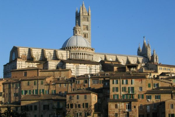 Sprachreise Siena italienisch lernen 50 plus schönes Gebäude Siena