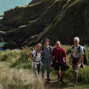 Wandergruppe an der englischen Küste, Sprachreisen England 50+