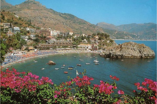 Sprachreise Sizilien 50 plus Taormina Beach of Mazzaro mit herrlichen Blüten