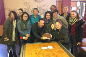 Sprachschüler mit selbst gebackenem Kuchen