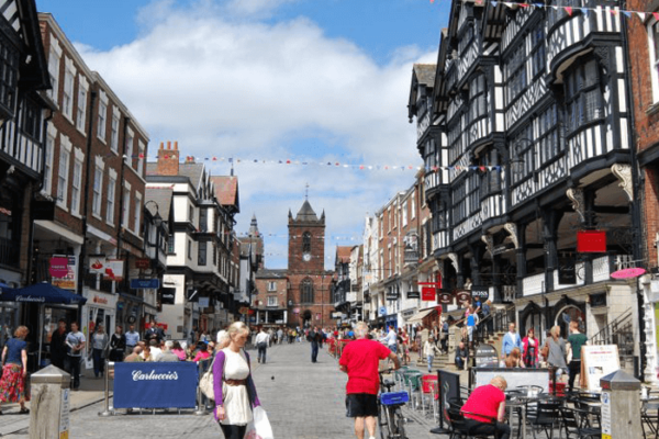 Sprachreisen 30 plus England Blick in die Altstadt von Chester mit Fachwerkhäusern