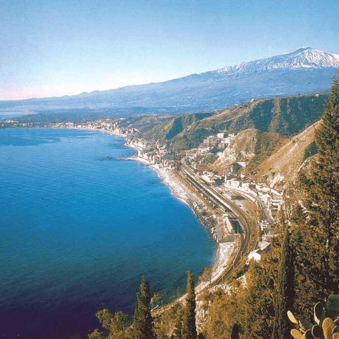 Sprachreise Italien 50 + Taormina Ausblick mit Blick aufs Meer und den Etna