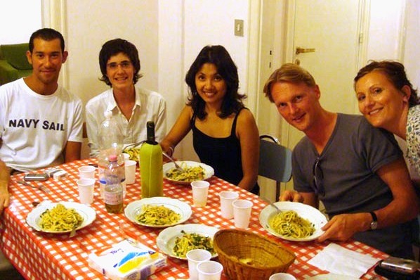 Sprachreise 30 plus Sizilien Gastfamilie und Sprachschüler beim gemeinsamen Abendessen