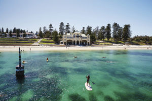 Spracnenjahr Paddling im türkisblauen Wasser in Perth