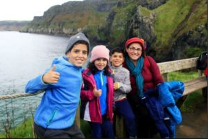 Glückliche Familie auf Sprachreise bei den Cliffs of Moher
