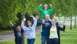 glueckliche Familie auf Sprachreise in Dublin