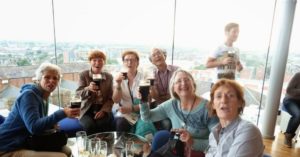50 Plus Sprachreise Teilnehmer beim Guiness trinken
