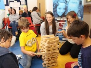 Kinder bei Aktivitaet auf Familiensprachreise Galway