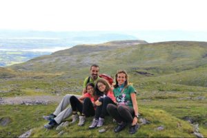 Familie mit 2 Kindern auf einem Ausflug in Irland
