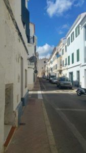 Sprachreise Menorca Typische_Strasse_der_Altstadt
