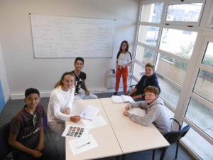 Edu Seasons Familiensprachreisen Frankreich La Rochelle Kinder im Klassenraum