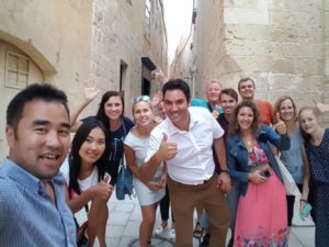 Schulleiter mit Sprachschülern Eltern Kind bei Ausflug auf Malta