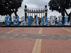 Edu-Seasons Praktikum Ecudaor Blick auf Guayaquil Schrift