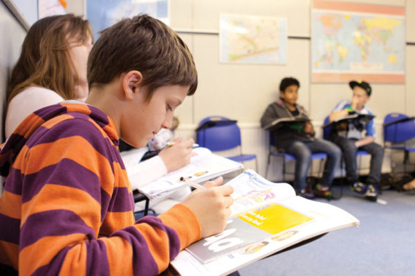 Kinder lernen im Sprachkurs Edu-Seasons-Familiensprachreisen-England-Bournemouth-Englisch-Sprachkurs-Kinder