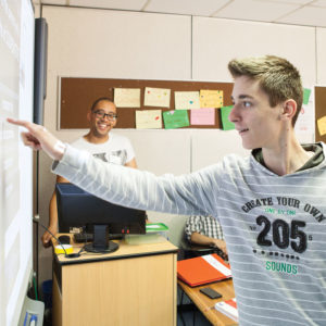 Teenager zeigt auf Tafel Edu-Seasons-Familiensprachreisen-England-Bournemouth-Englisch-Sprachkurs-Kinder