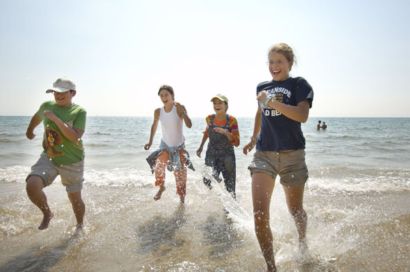 Am Strand rennen Edu-Seasons-Familiensprachreisen-England-Bournemouth-Jugend-Freizeitprogramm