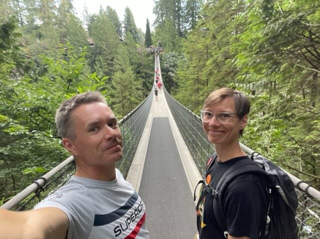 Auszeit als Familie Sabbatical mit Kindern Kanada, glückliche Eltern Suspension Bridge
