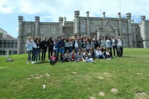 Familiensprachreisen Irland Dublin Teenager vor Schloss