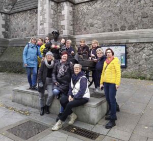 Sprachreise Bildungsurlaub Dublin Gruppe 50 plus vor Molly Malone Denkmal