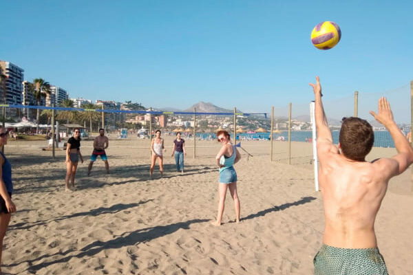 Familiensprachreisen Spanien Malaga Clic Sprachschule Aktivitäten Volleyball Strand Meer