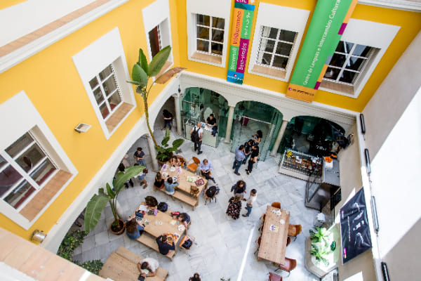 Familiensprachreisen Spanien Schule CLIC Sevilla, Gebäude, Innenhof