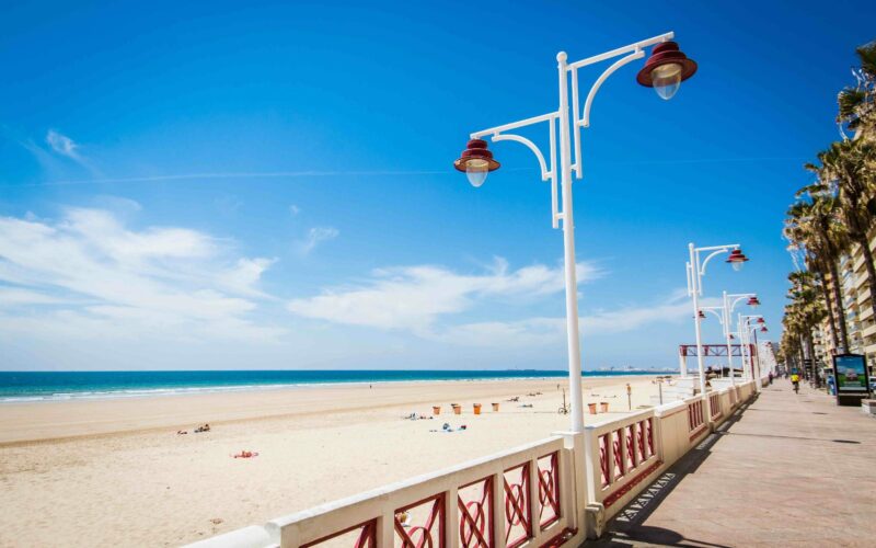 Familiensprachreisen Spanien Strand Cadiz weisser Sand und blauer Himmel