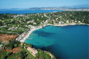 Edu Seasons Sprachreise Antibes schöner Blick von oben auf die Küste des Mittelmeers