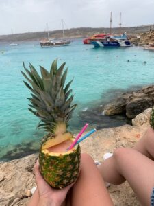 Sprachreise Gozo Ausflug nach Comino Blue Lagoon Ananas Cocktail