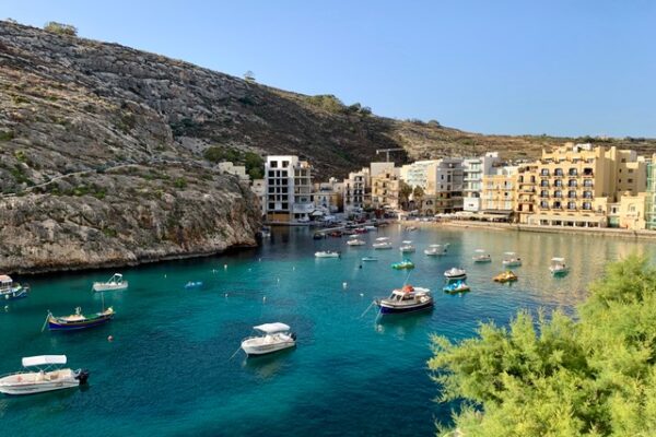 Sprachreise Gozo Strand Xlendi blaues Wasser Berge