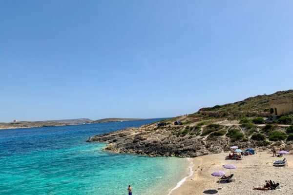 Sprachreise Gozo Strand Hondoq ir-Rummien blaues Wasser