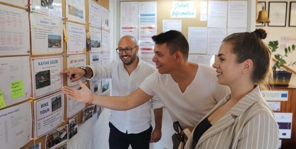 Sprachreise Gozo Blick auf das Aktivitätenboard in der Schule