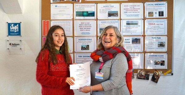 Sprachreise Gozo Schülerin erhält Zertifikat am Ende ihres Sprachkurses