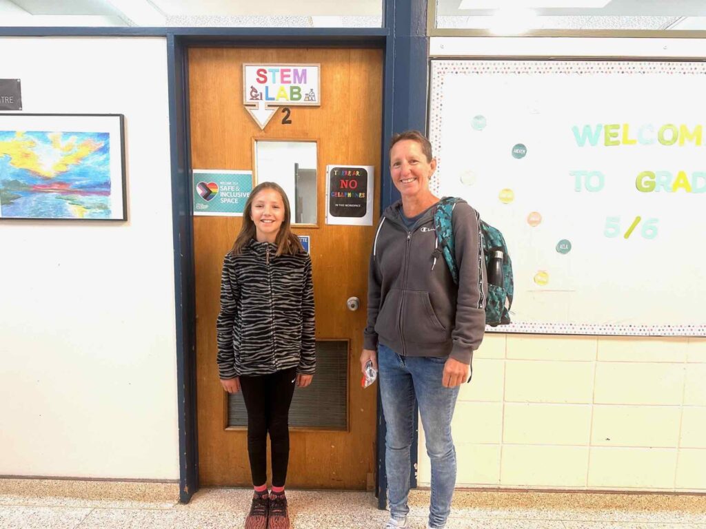 Edu Seasons Sabbatical Familie vor Klassenraum und im Gespraech zum Schulsystem in Kanada