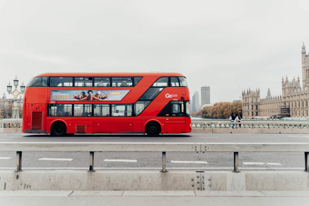 Anna Claire Schellenberg - Unplash - roter Bus London Familiensprachreise London, Jugendliche, Erwachsene, Kinder, Bildungsurlaub, Study Tour London