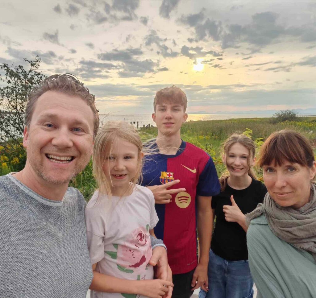 Edu Seasons Auszeit als Familie Kanada Familienfoto und toller Sonnenuntergang
