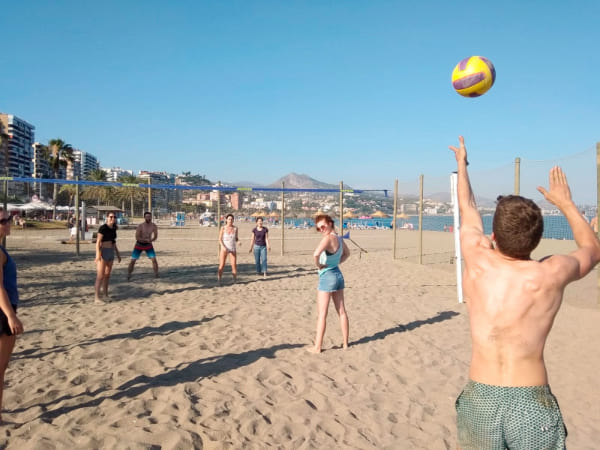 Familiensprachreisen Spanien Malaga Clic Sprachschule Aktivitäten Volleyball Strand Meer