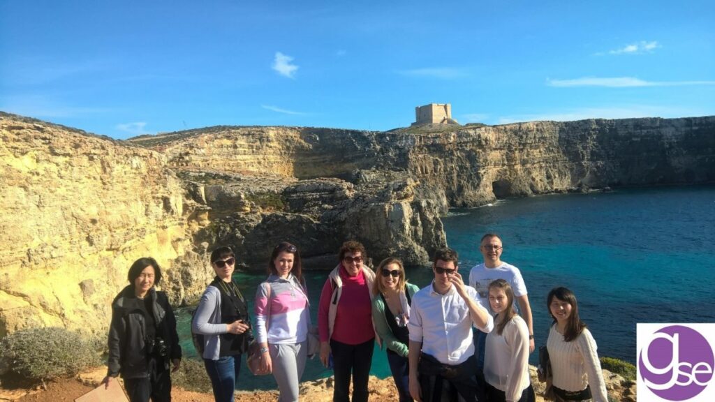 Familiensprachreisen Malta Ausflug an Steilküte mit Sandstein und blauem Meer
