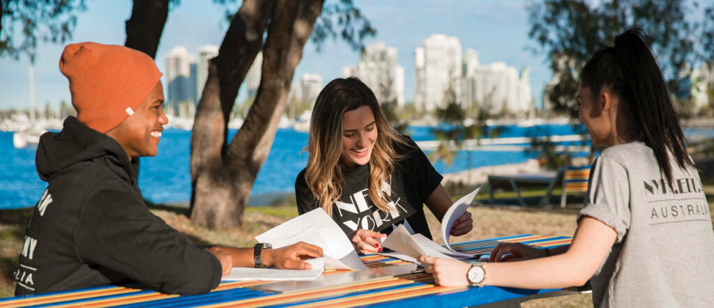 NYFAA Schauspielschule Australien Studenten lernen am Strand