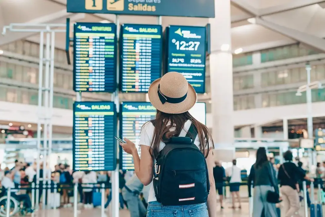 Edu-Seasons Sprachreisen Frau am Flughafen auf dem Weg zur Sprachreise
