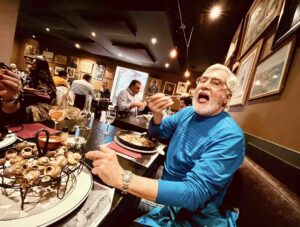 Edu Seasons Sprachreisen 60 plus Frankreich Mann im Restaurant genuesslich Schnecken essend